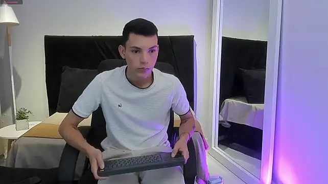 Chat +18 de OLIVER_THOMPSON ao vivo