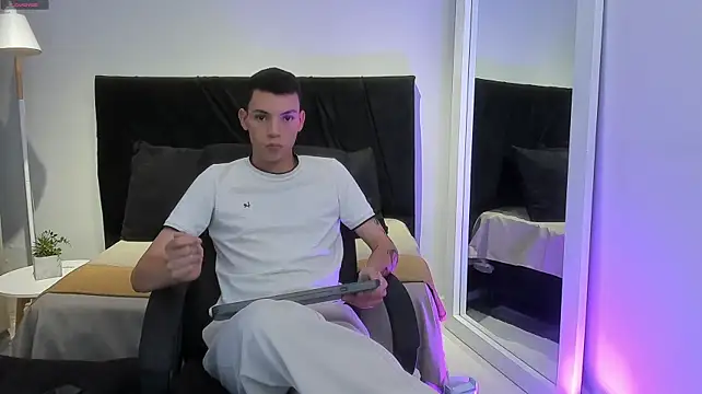 OLIVER_THOMPSON Adlı Modelin Canlı XXX Sohbeti