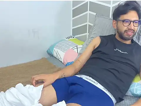 thomass1018 Adlı Modelin Canlı XXX Sohbeti