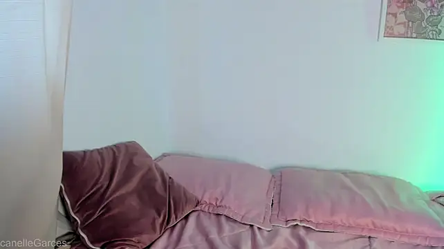 canelleGarces' Live XXX Chat