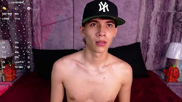 AronTawers Adlı Modelin Canlı XXX Sohbeti