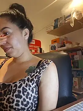 Luianna Adlı Modelin Canlı XXX Sohbeti