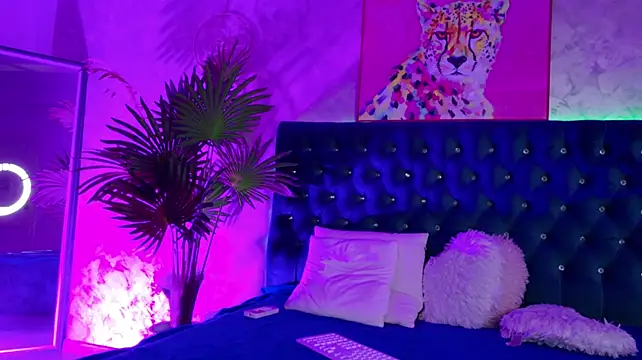 GoldenBombshell's Live XXX Chat