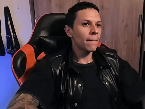 XXX chat uživo modela Masterdave7