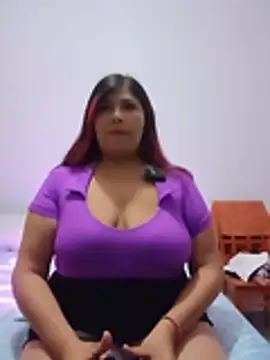 LatinaCalienteMilf's Live XXX Chat