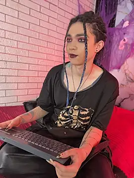 MaeveKuro Chat XXX in diretta