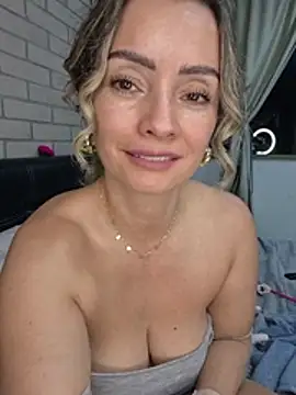 Loly_Horny Chat XXX in diretta