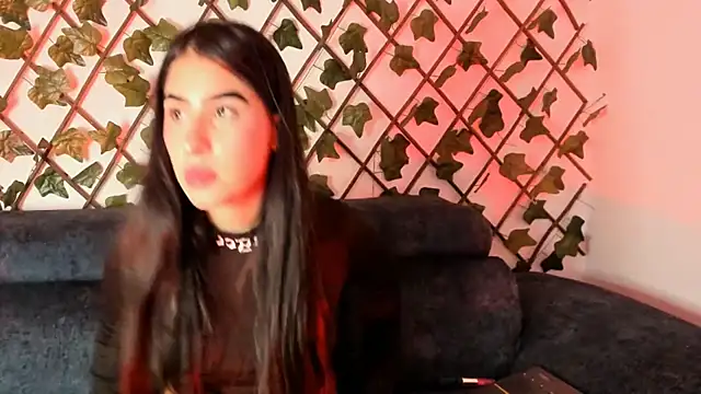 Chat +18 de Scarletthrouse ao vivo