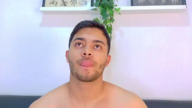 XXX chat uživo modela TylerWest_