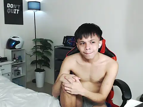 Show modela Kiel_Asianboy na web-kameri