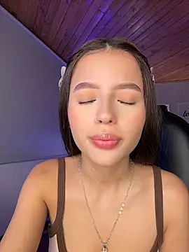 Sofia18_pinkk's Live XXX Chat