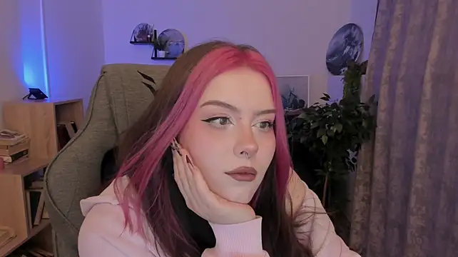 צ'אט XXX בשידור חי של CoraMiel