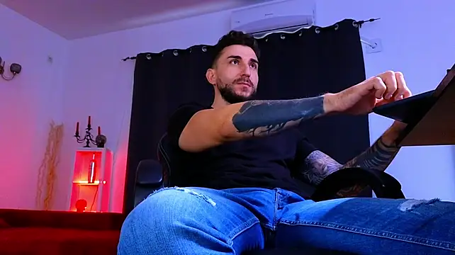 MightyAaron66's Live XXX Chat