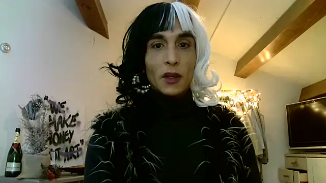 CruellaDivine Webcam Show