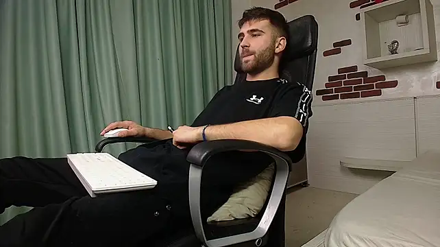 Онлайн чат XXX KyloEast