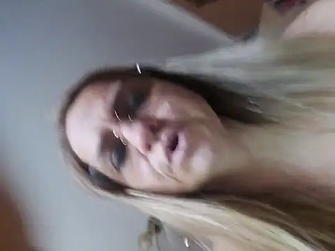 XXX chat uživo modela BLONDKICIA1