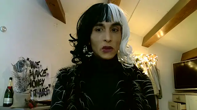 CruellaDivine Webcam-Show