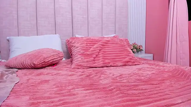 XXX chat uživo modela naira_velvett