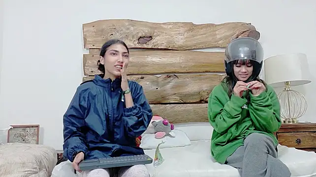Lisa_And_Mia's Live XXX Chat
