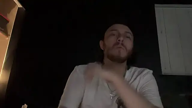 צ'אט XXX בשידור חי של hungandcloudy