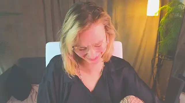 NoraMoreau's Live XXX Chat