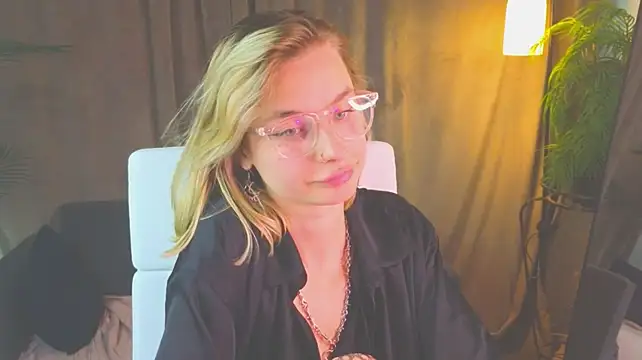 NoraMoreau's Live XXX Chat
