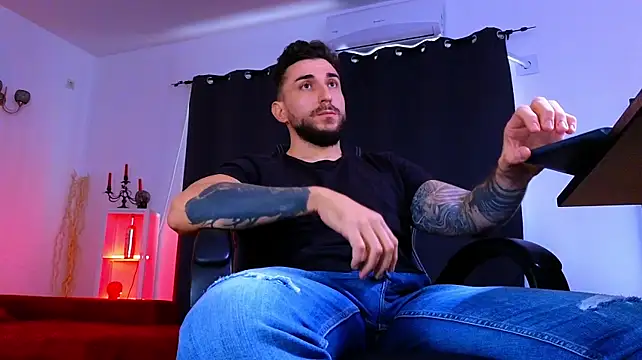 MightyAaron66's Live XXX Chat