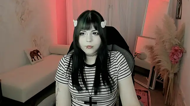 Yuvelli's Live XXX Chat