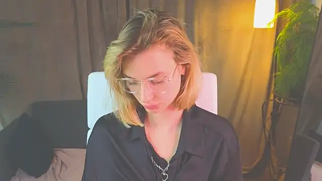 NoraMoreau Chat XXX live