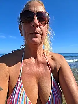 HotWifeLyn68's Live XXX Chat