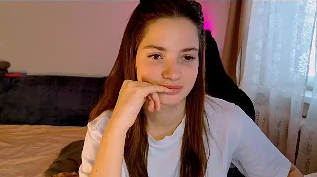 KiraVair Adlı Modelin Canlı XXX Sohbeti