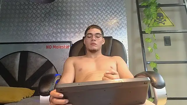 XXX chat uživo modela ThiagoFox
