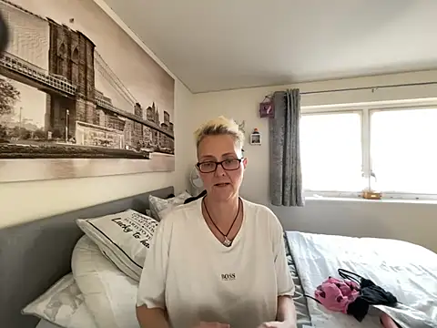 Curvy-Jinx Live XXX Chat