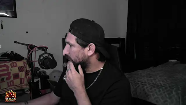 DevilPup75_ élő XXX-chatje