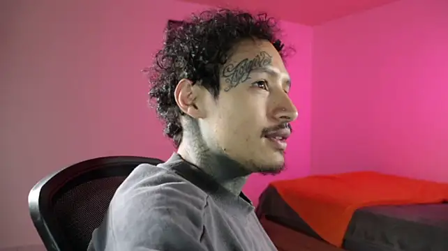 trieoneのライブXXXチャット