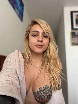 צ'אט XXX בשידור חי של SilvyDiamond