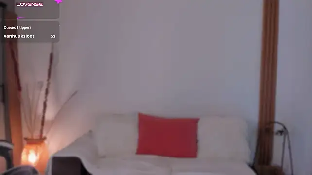 Chat +18 de MiaMorettiX ao vivo