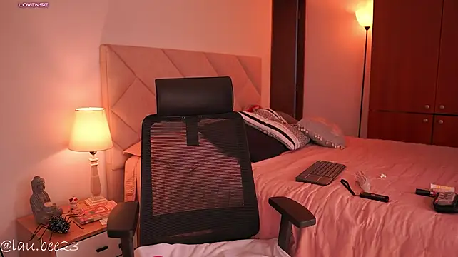 Lau_Bee Adlı Modelin Canlı XXX Sohbeti