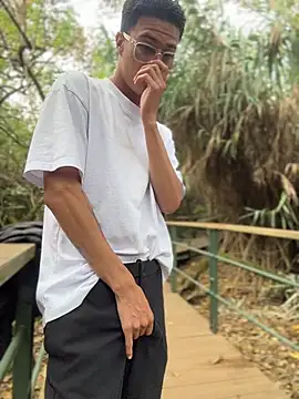 צ'אט XXX בשידור חי של TavoHot_