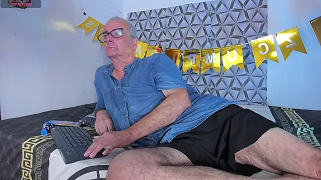 צ'אט XXX בשידור חי של david_holman