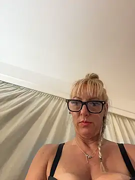 LaraLuxx's Live XXX Chat