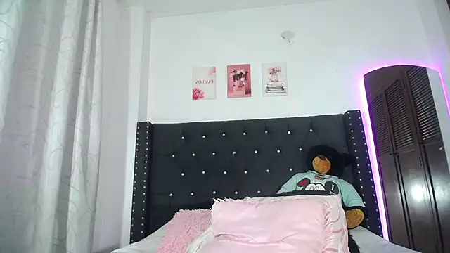 AprilHotty élő XXX-chatje