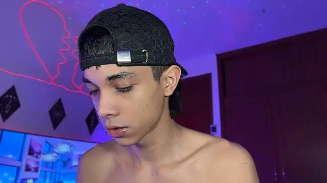 Chatroom XXX en direct de RoughDiamond_