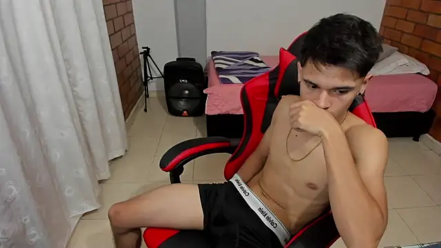 Aron_Boyy Live XXX-Chat