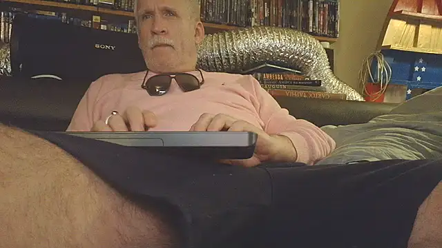 overmydadbody222: διαδικτυακό σόου στην κάμερα
