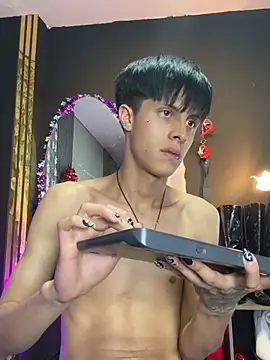 MikeHunteer's Live XXX Chat