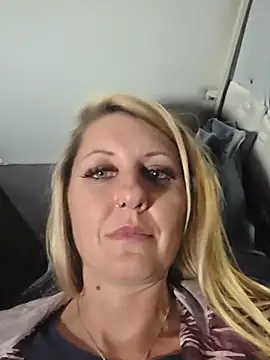SheIsSomething Chat XXX live