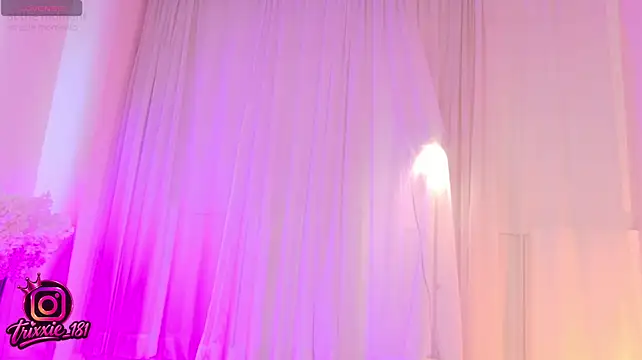 trixxie_18's Live XXX Chat