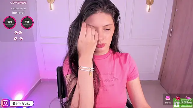 EmilyS__ Adlı Modelin Canlı XXX Sohbeti