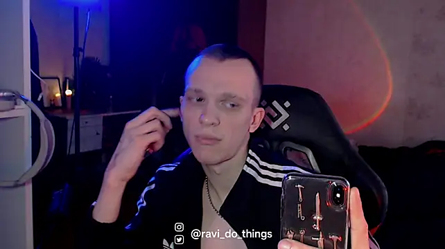 Chat +18 de ravi_do_things ao vivo